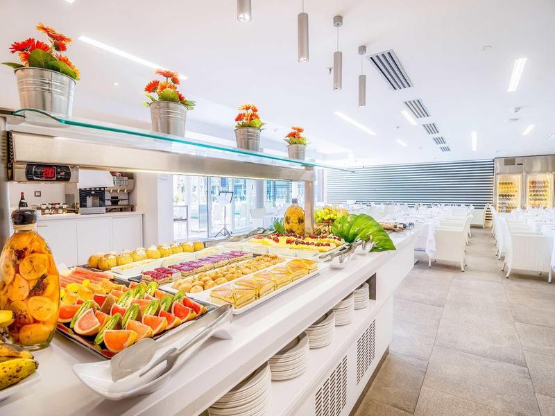 Jasne bufet z świeżymi owocami i warzywami w nowoczesnej jadalni.