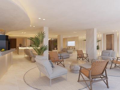 Lichte hotelbar met moderne stoelen en loungegedeelte in neutrale tinten.