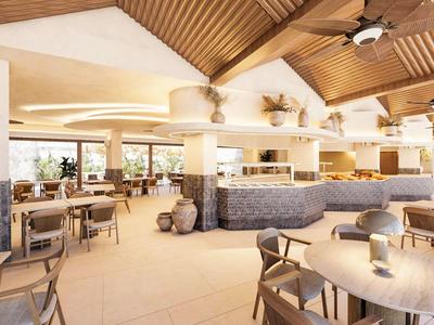 Licht hotelrestaurant met houten plafonds, veel tafels en stoelen in een moderne stijl.