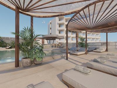 Área de piscina moderna con pérgola de madera, sombrillas y tumbonas en un día soleado.