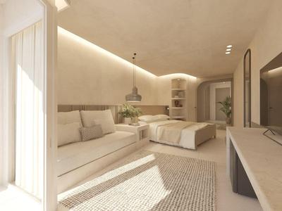 Modern ingericht hotelkamer met bank, bed, vloerkleed en veel natuurlijk licht.