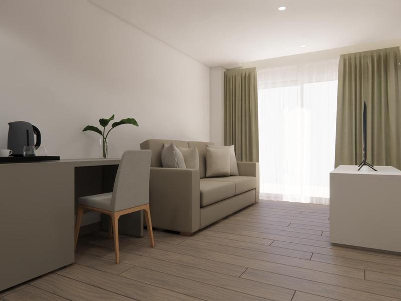 Moderne woonkamer met bank, bureau, stoel en groot raam met gordijnen.