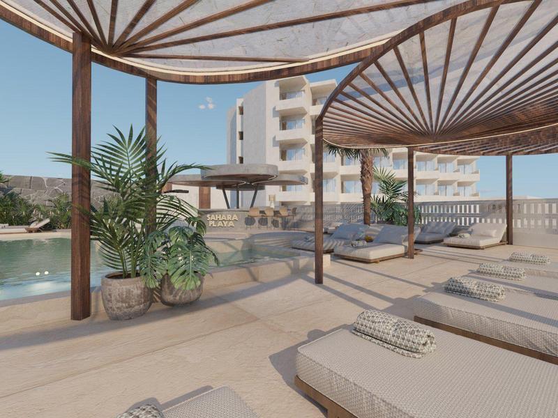 Área de piscina moderna con pérgola de madera, sombrillas y tumbonas en un día soleado.