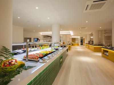 Buffet mit frischen Früchten und Salaten in einem modernen Hotelrestaurant.