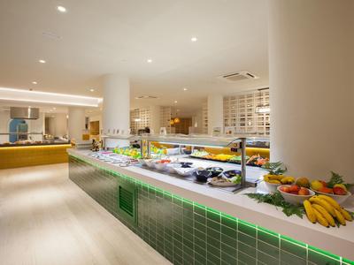 Moderner Buffetbereich mit vielfältiger Auswahl an frischen Speisen in hellem Raum.