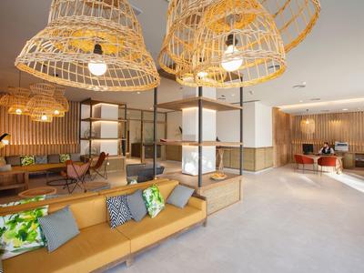 Gemütliche Hotel-Lounge mit modernem, hellem Interieur und Bambus-Lampen.