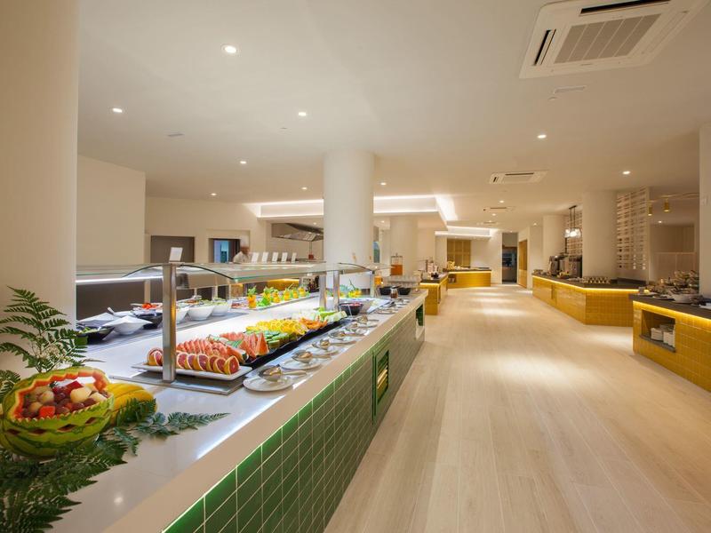 Buffet mit frischen Früchten und Salaten in einem modernen Hotelrestaurant.