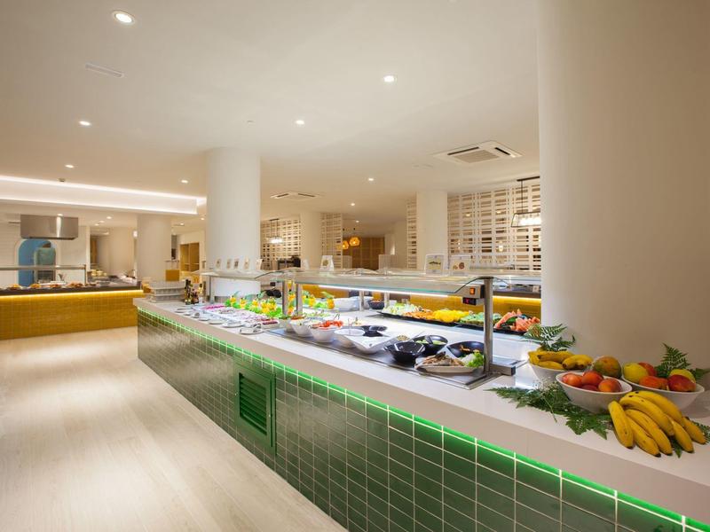 Moderner Buffetbereich mit vielfältiger Auswahl an frischen Speisen in hellem Raum.