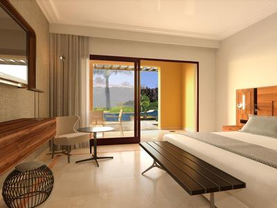 Modernes Hotelzimmer mit großem Bett, Sitzbereich, Holzdekor und Blick auf Terrasse mit Landschaft.