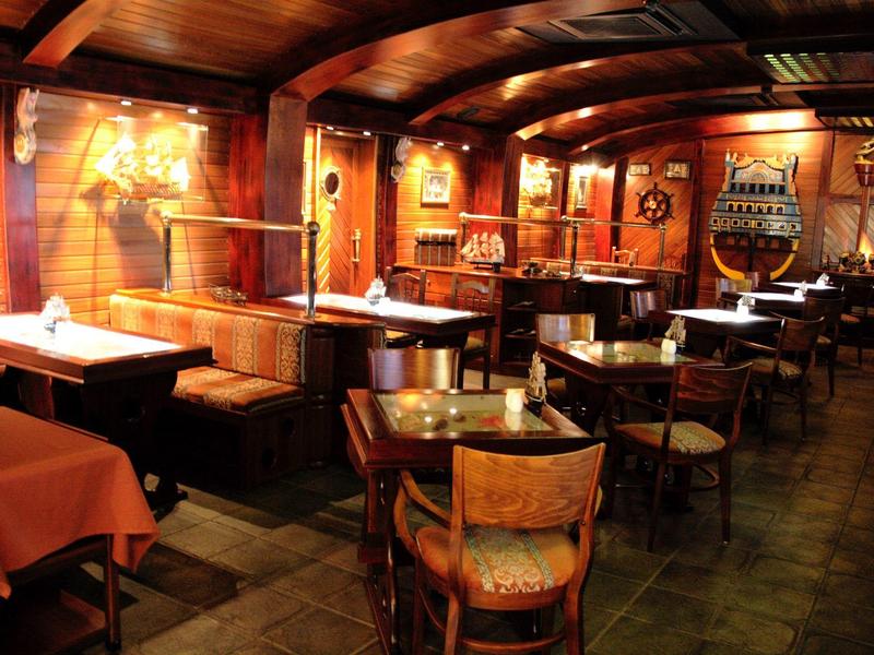 Restaurant rustique et chaleureux avec boiseries et éclairage tamisé