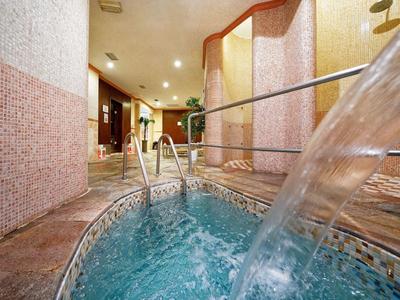 Espace intérieur avec petit jacuzzi et cascade dans un hôtel