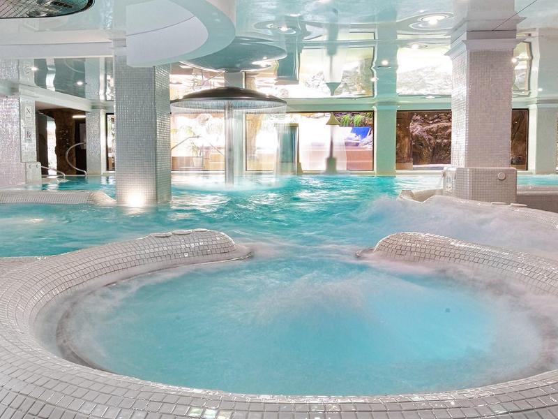 Spa intérieur avec bains bouillonnants et ambiance relaxante dans un hôtel.