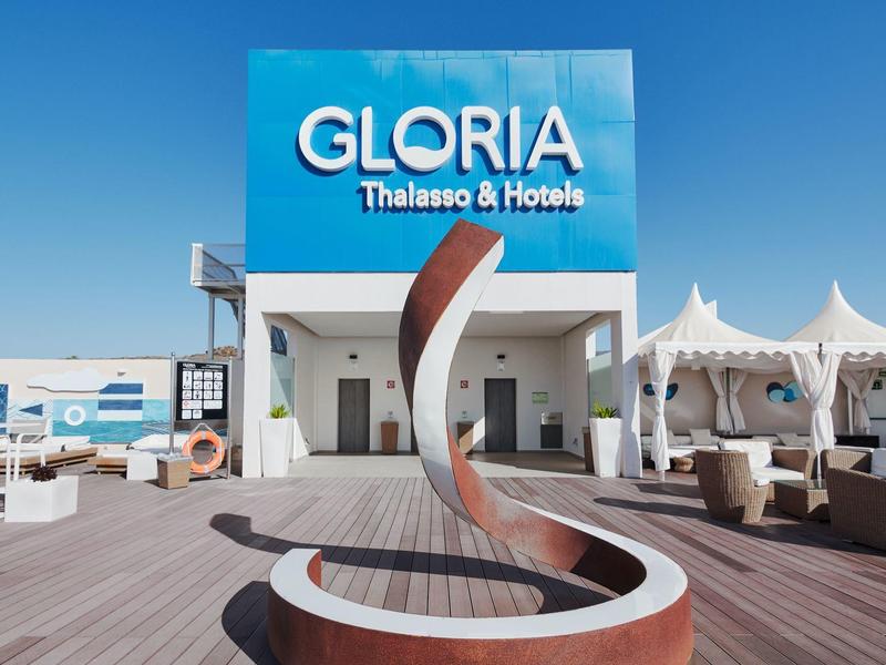 Zewnętrzny obszar wypoczynkowy w Gloria Thalasso & Hotels pod czystym niebem.