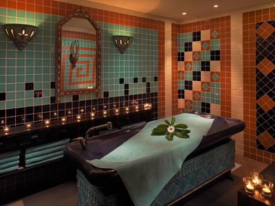 Ein stilvolles Spa mit beleuchtetem Whirlpool, bunten Fliesen und entspannender Atmosphäre.