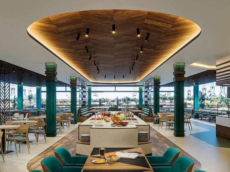 Intérieur spacieux et moderne de restaurant d'hôtel avec mobilier en bois élégant et grand buffet.
