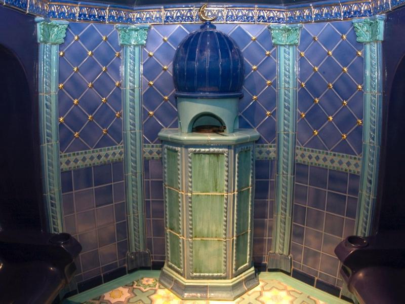 Luxuriöser Marmorbrunnen mit blauer Kuppel, von Säulen und Mosaikwänden umgeben in kühlen Blau- und Grüntönen.