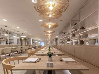 Moderní, elegantní jídelna s pohodlnými židlemi a dekorativní atmosférou.