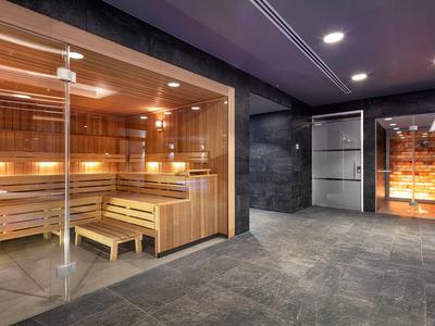 Moderní wellness s saunou a tlumeným osvětlením v hotelu.