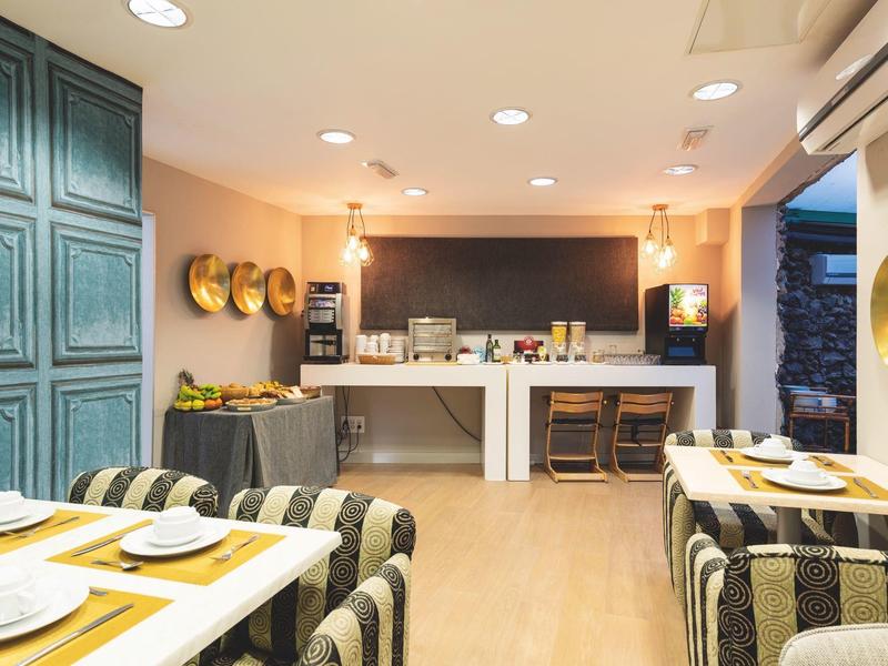 Moderní hotelová lobby s posezením a snack barem v jasném prostředí