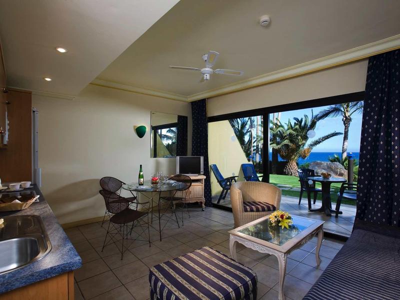 Camera d'hotel moderna con vista sulla terrazza e sul mare