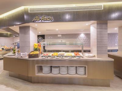 Area buffet con vari cibi e piatti in un ristorante d'hotel moderno.