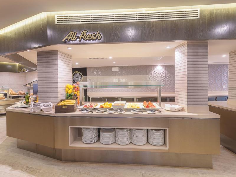 Area buffet con vari cibi e piatti in un ristorante d'hotel moderno.