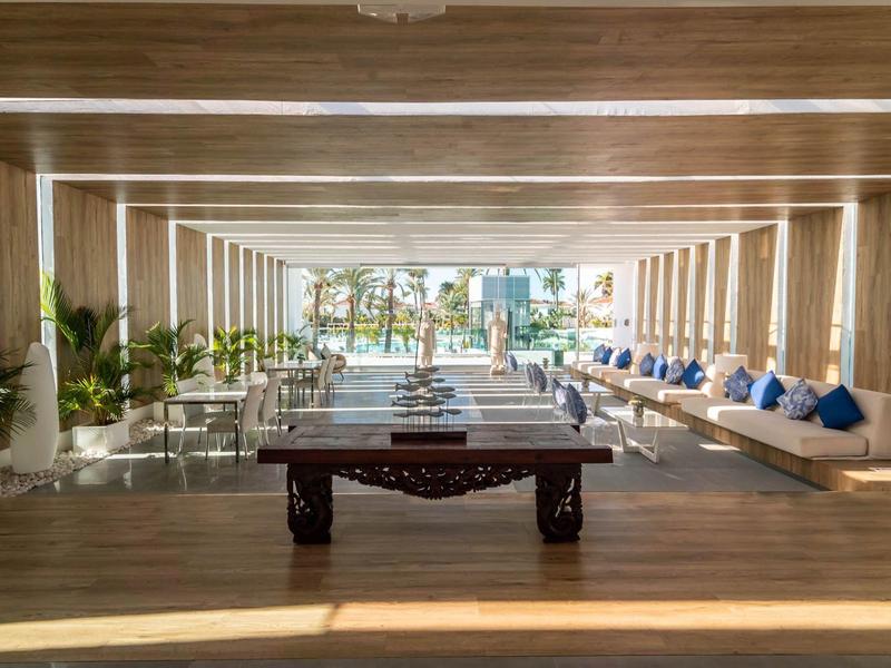 Area lounge moderna con tavolo da biliardo e sedute in legno chiaro