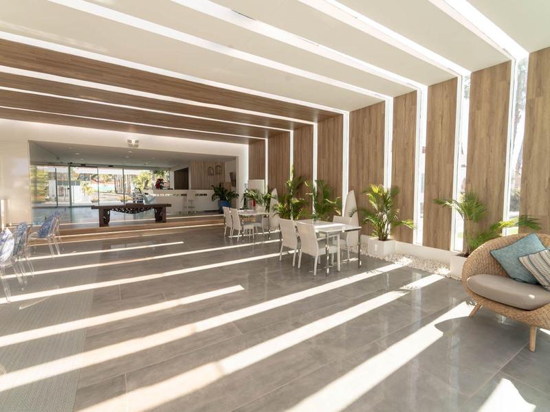 Luminoso e moderno lounge dell'hotel con luce solare e mobili eleganti.