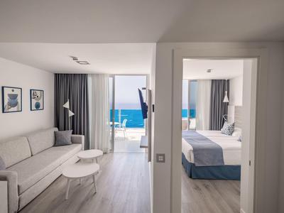 Camere d'hotel moderne con vista mare, soggiorno e camera da letto separati