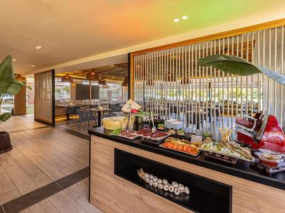 Buffet con frutas frescas y embutidos en un restaurante moderno de hotel.