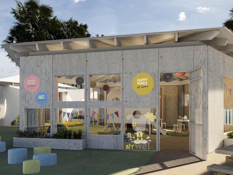 Café moderno y luminoso con grandes ventanas, áreas de asientos interiores y exteriores, rodeado de palmeras.