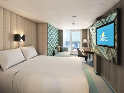Camera d'hotel moderna con letto matrimoniale, grande finestra e TV a parete con logo Costa.