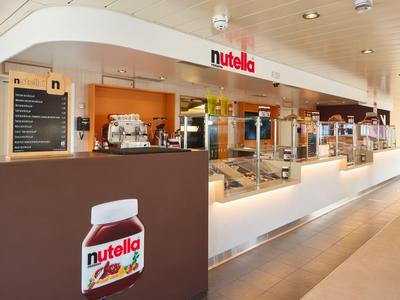 Banchetto Nutella moderno con interno luminoso e area di servizio in un hotel.