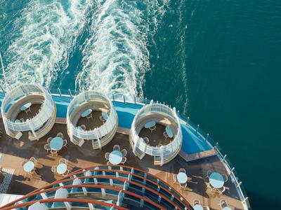 Vista aerea di una nave da crociera con ponti solari e cupole trasparenti in mare.