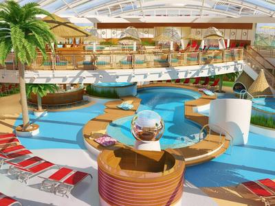 Area piscina interna con canale d'acqua, lettini e decorazioni tropicali in hotel