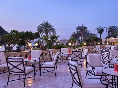 Area ristorante all'aperto vuota con sedie e tavoli al tramonto.