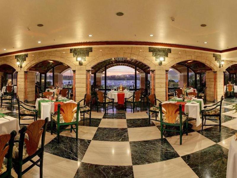 Gran comedor con decoración de mesa colorida y suelo ajedrezado en blanco y negro.