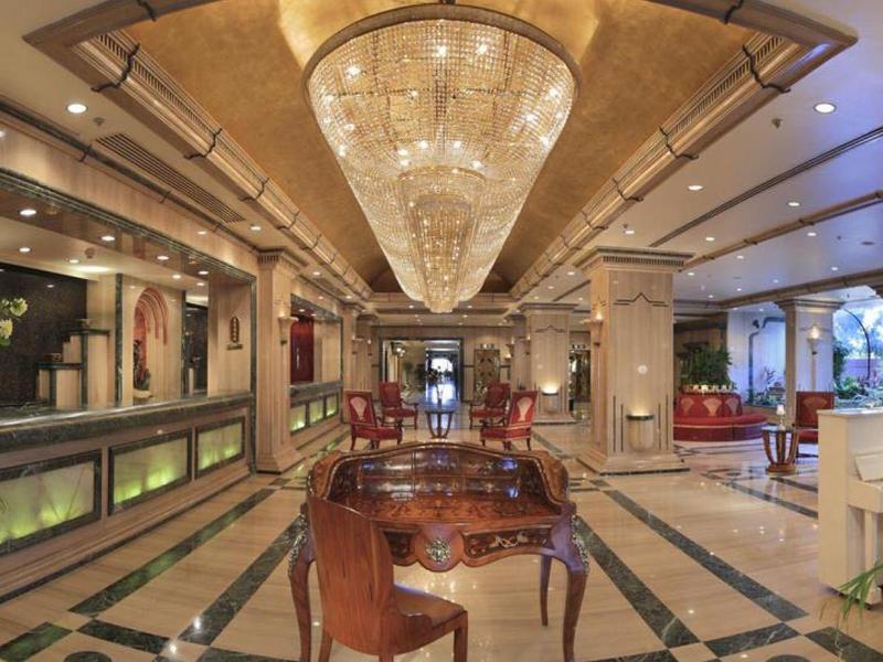 Lujoso vestíbulo de hotel con lámpara de araña opulenta e interior elegante