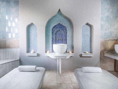 Spa moderno con lettini bianchi, nicchie di mosaico e atmosfera tranquilla