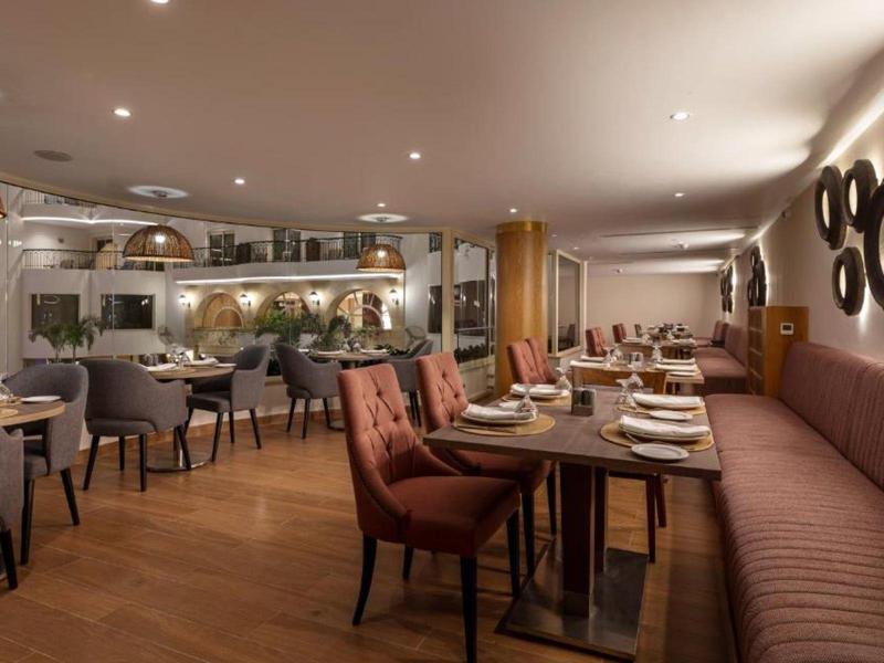 Ristorante moderno con posti a sedere accoglienti e tavoli elegantemente apparecchiati.