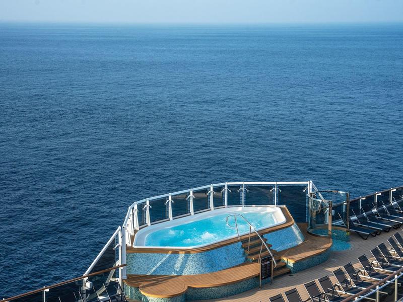 Whirlpool auf einem Kreuzfahrtschiff mit Blick auf das offene Meer.