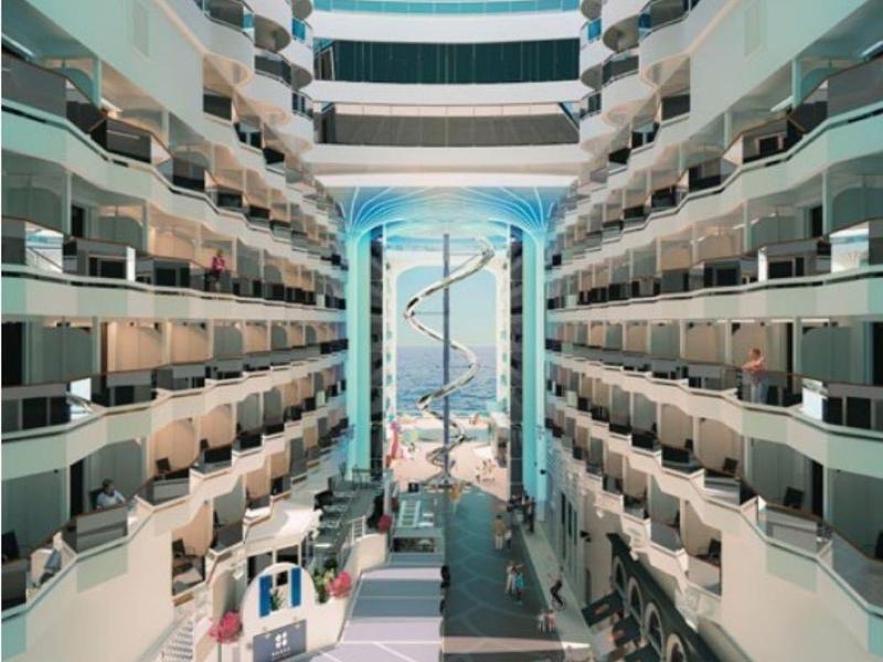 Moderner Hotelflur mit Glasdecke, Balustraden und Sitzbereichen im Erdgeschoss.