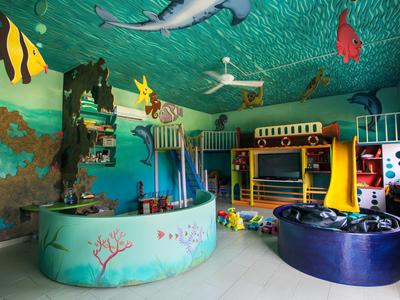 Bunter Indoor-Kinderspielraum mit Meeresmotive, Rutschen und Bällen in einem Hotel.