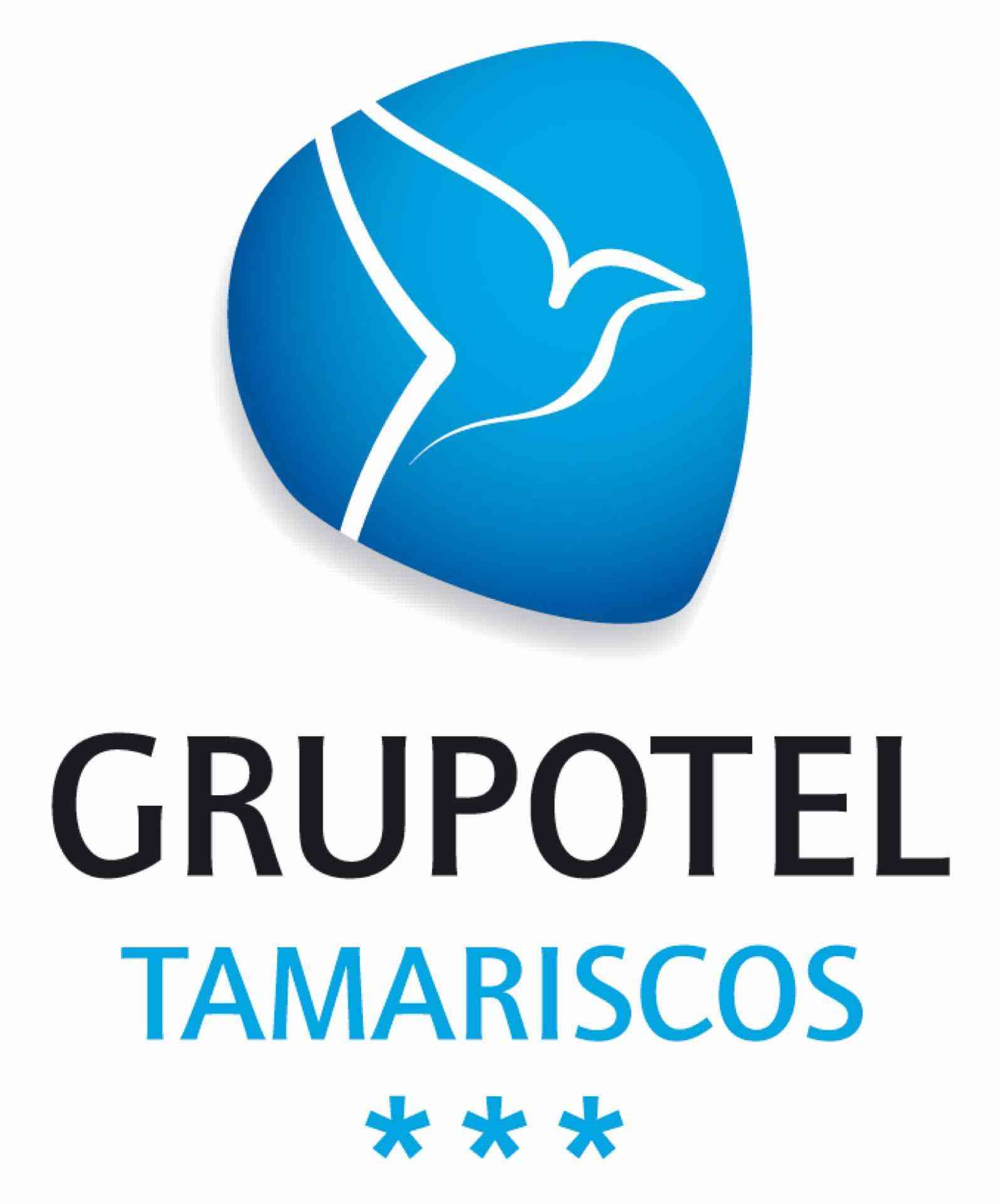 Logo von Grupotel Tamariscos mit blauem Kolibri-Symbol und drei Sternen.