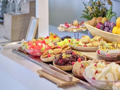 Buffet met verschillende vruchten en snacks op houten schalen
