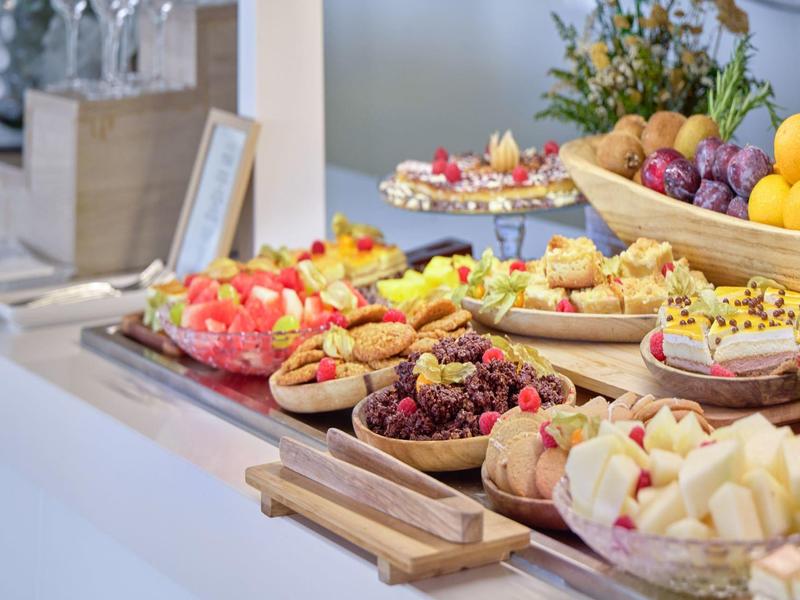 Buffet met verschillende vruchten en snacks op houten schalen