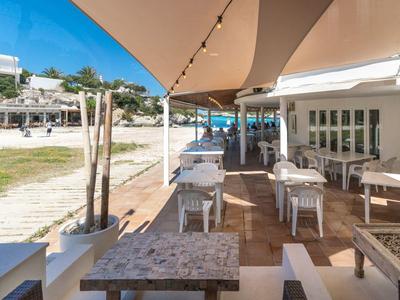 Widok na taras z kolorowymi leżakami i widokiem na morze pod czystym niebem.