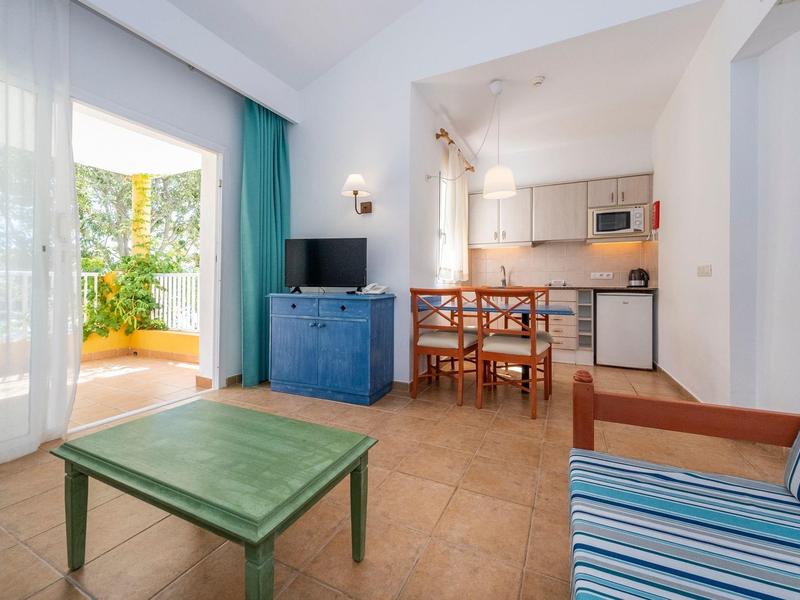 Zona giorno con cucina aperta e zona pranzo in un appartamento vacanze luminoso