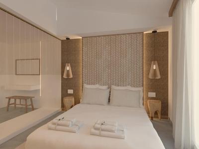 Camera d'albergo moderna con letto matrimoniale, comodini e grandi finestre con tende.