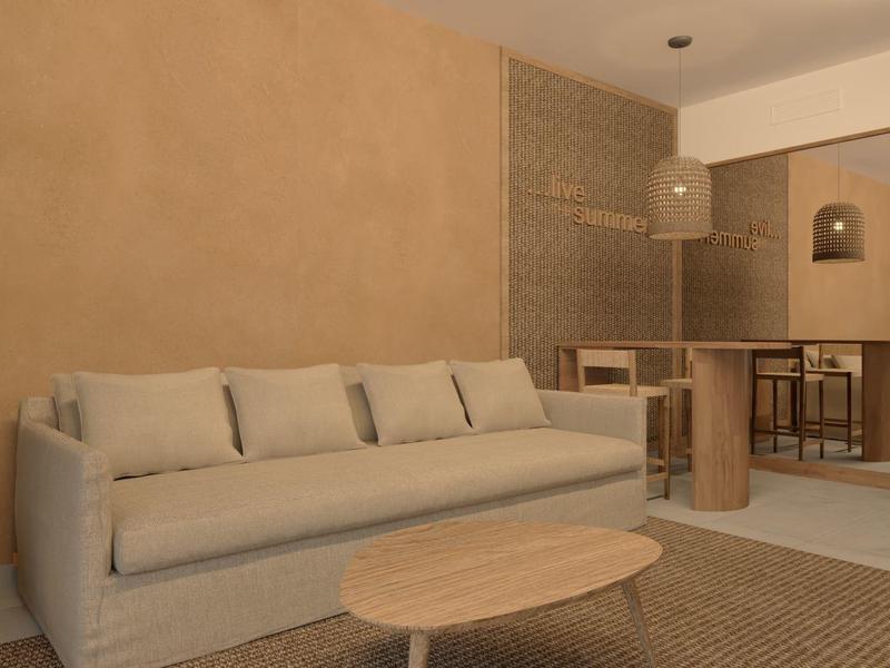 Soggiorno moderno con divano grigio, tavolino in legno e grande pianta in vaso.